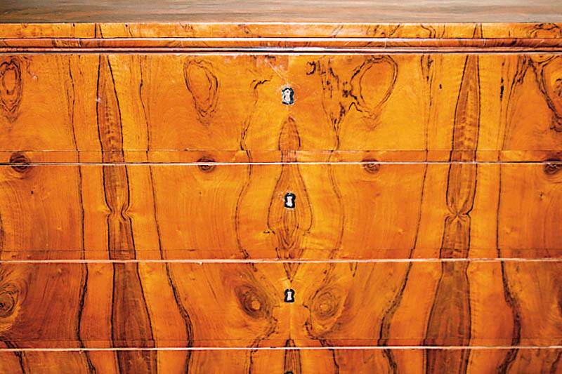 Detail a: Herrenkommode, deutsch/Pfalz/Baden, um 1840/50 , 5-schÜbig, Korpus Weichholz, Wurzelnußfurnier doppelt bzw. 4-fach gespiegelt verlegt, sehr ...