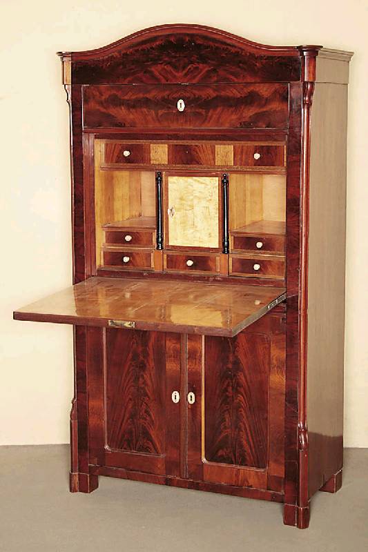 Schranksekretär, mitteldeutsch, um 1865/70, Korpus Weichholz, Pyramidenmahagonifurnier z.T. gespiegelt verlegt, unterer Teil 2-türig, Oberteil mit ...