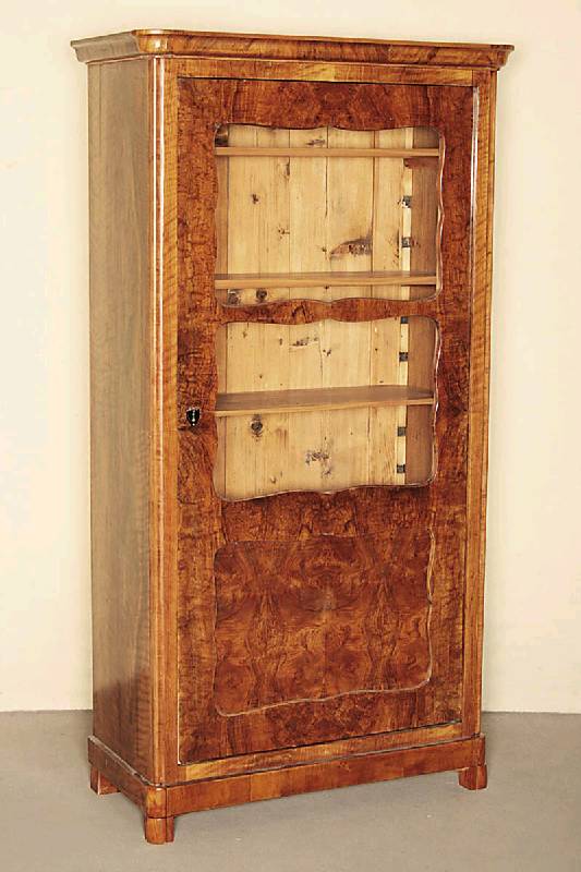 Vitrine- bzw. Wäscheschrank, süddeutsch/wohl Baden, um 1835/40, Front mit sogenannten Brezelfüllungen, Korpus Weichholz, Wurzelnußfurnier ...