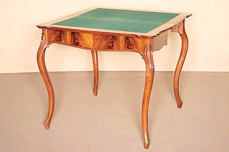 Detail a: Spieltisch, deutsch, um 1845/50, Korpus Weichholz, Pyramidenmahagonifurnier allseitig gespiegelt verlegt, doppelt geschwungene Beine abstrakte ...