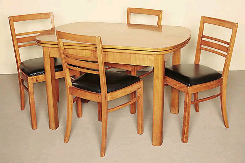 Sitzgruppe, deutsch, 60er/70er Jahre, Kirschbaum massiv bzw. Kirschbaumfurnier von bester Qualität, bestehend aus Tisch und vier Stühlen, ...