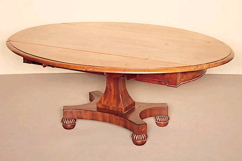 Couch- bzw. Clubtisch, wohl England, um 1860/70, nicht gekÜrzt!, Korpus Weichholz, Mahagonifurnier gespiegelt verlegt, Fuß mit vier Auslegern, ...