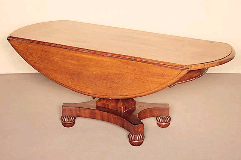 Detail a: Couch- bzw. Clubtisch, wohl England, um 1860/70, nicht gekÜrzt!, Korpus Weichholz, Mahagonifurnier gespiegelt verlegt, Fuß mit vier Auslegern, ...