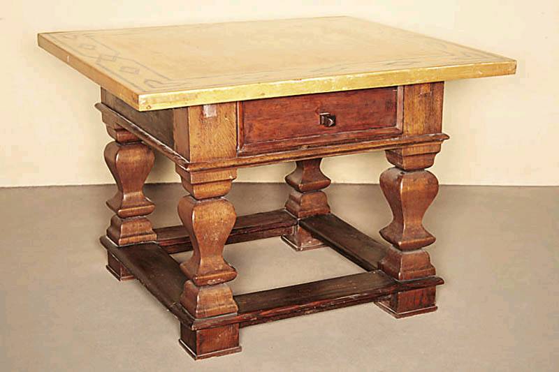 Bäuerlicher Tisch, Hessen, unter Verwendung alter Teile von 1770/80, z.T. im 19. Jhd. neu durchgestylt, Platte aus alten Hölzern hergestellt, Ahorn ...