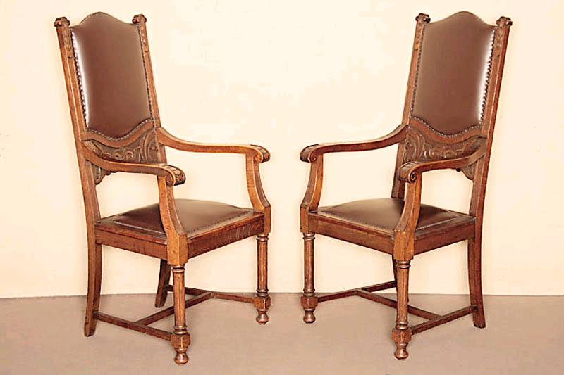 Zwei Stuhlsessel, deutsch, um 1890/1900, Eiche massiv, ausgesuchtes Kernholz, komplett auf Rahmen gearbeitet, dieser aus dem Vollholz geschnitzt ...