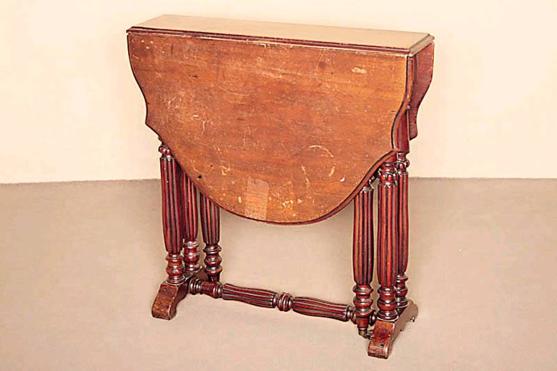 Detail a: Kleiner Oblongtable, England, um 1850/60, viktorianisch, Tropenholz auf Mahagoni gebeizt , beidseitig abklappbar, als Konsolentisch bestens ...