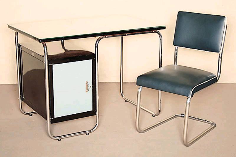 Designerschreibtisch, deutsch, um 1958/64, Gestell Stahlrohr, verchromt, typische S-Form, frei gebogen, integrierter asymetrisch abgesetzter ...