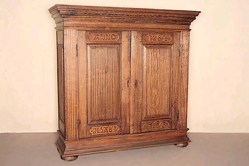 Schrank, deutsch/Niedersachsen, um 1820, Eiche massiv, auf gedrÜckten KugelfÜßen, schwere Fußleiste, wohl spÄter, Fußteil gekÜrzt, Lisenen ...