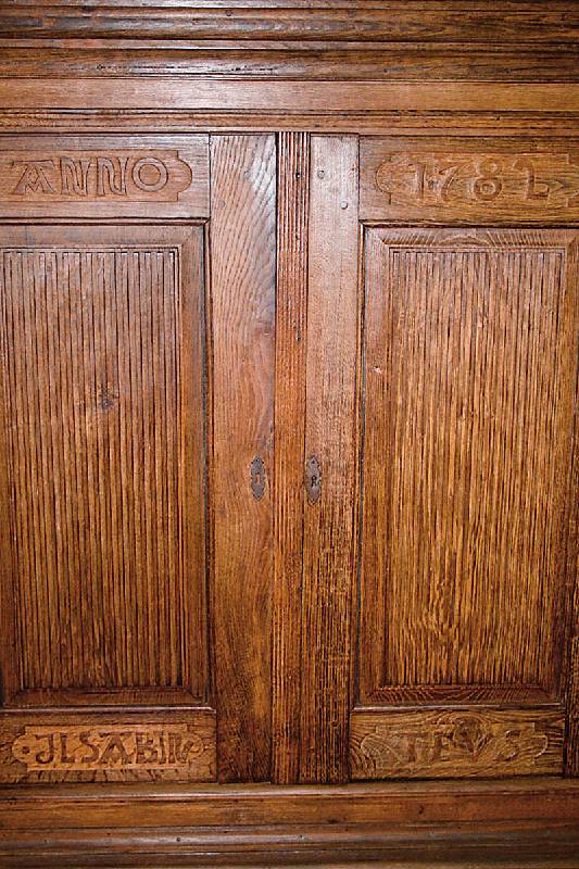 Detail a: Schrank, deutsch/Niedersachsen, um 1820, Eiche massiv, auf gedrÜckten KugelfÜßen, schwere Fußleiste, wohl spÄter, Fußteil gekÜrzt, Lisenen ...
