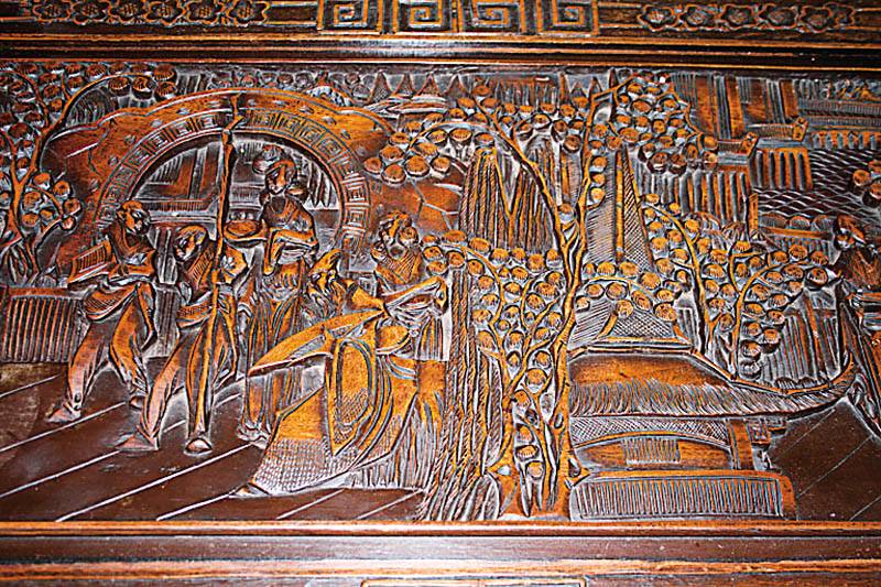 Detail a: Kommode, Indonesien, um 1930, Kampferholz, auf TatzenfÜßen, allseitig geschnitzt, mit z.T . volkstÜmlichen Darstellungen, zwei Schubladen, obere ...