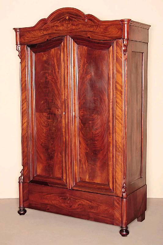Schrank, deutsch, um 1860/70, Louis-Philippe , Korpus Weichholz, Mahagoni furniert, z.T. gespiegelt verlegt, Lisenen abgeschrÄgt, in Voluten ...