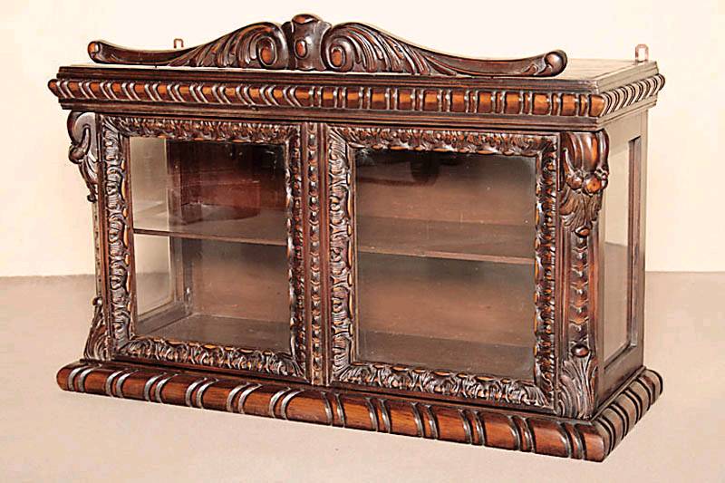 HÄngevitrine, deutsch, um 1910, Neorenaissancestil, Nußbaum massiv, Front und Kopfteil mit rocaillenartigen Schnitzereien, 3 -seitig verglast, ...