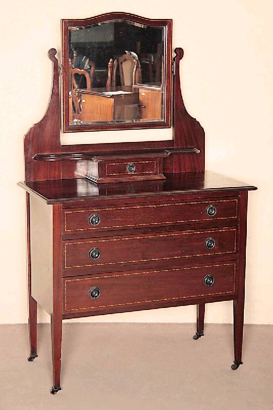 Frisierkommode mit Spiegelaufsatz, England, um 1910, Edwardien, Mahagoni z.T. massiv, auf leicht konischen Beinen, mit original Rollen, drei ...