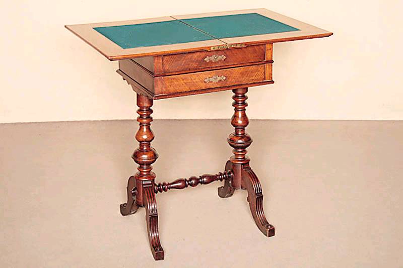 Spiel- bzw. Handarbeitstisch, deutsch, um 1880 , GrÜnderzeit, auf gedrechseltem Doppelfuß, 4-fach ausladend, verstrebt, Platte aufklapp- und ...