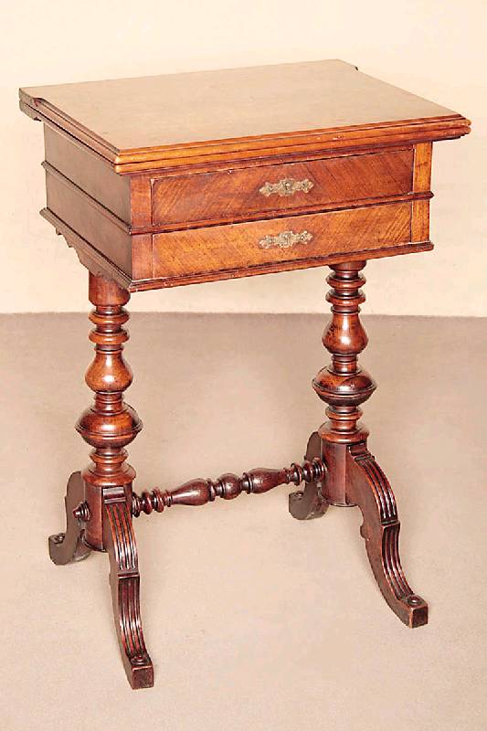 Detail a: Spiel- bzw. Handarbeitstisch, deutsch, um 1880 , GrÜnderzeit, auf gedrechseltem Doppelfuß, 4-fach ausladend, verstrebt, Platte aufklapp- und ...