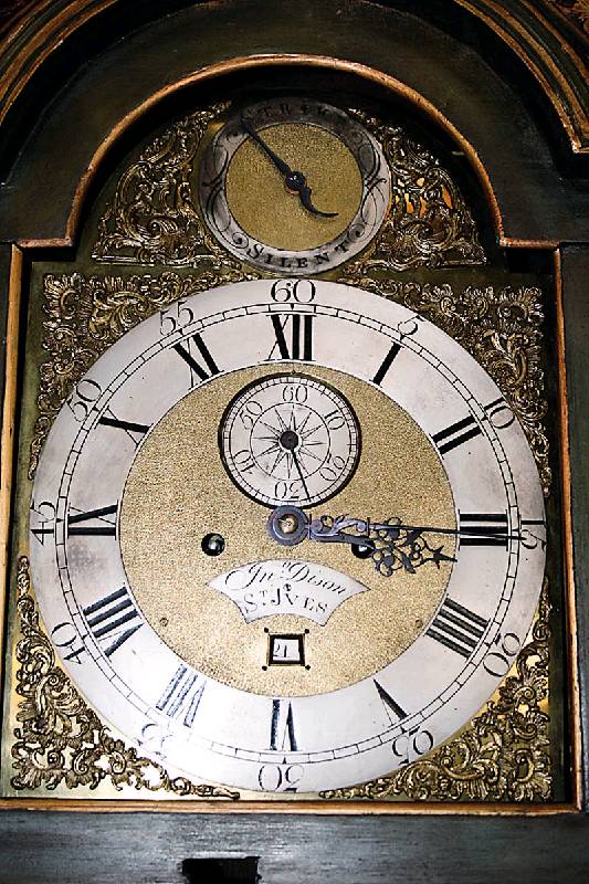 Detail a: Standuhr, Frankreich, um 1780/1800, Korpus Eiche massiv, alte Fassung mit Chinoiserien auf grÜnem Grund, gold gehÖht, in sich 3-fach getreppt, ...