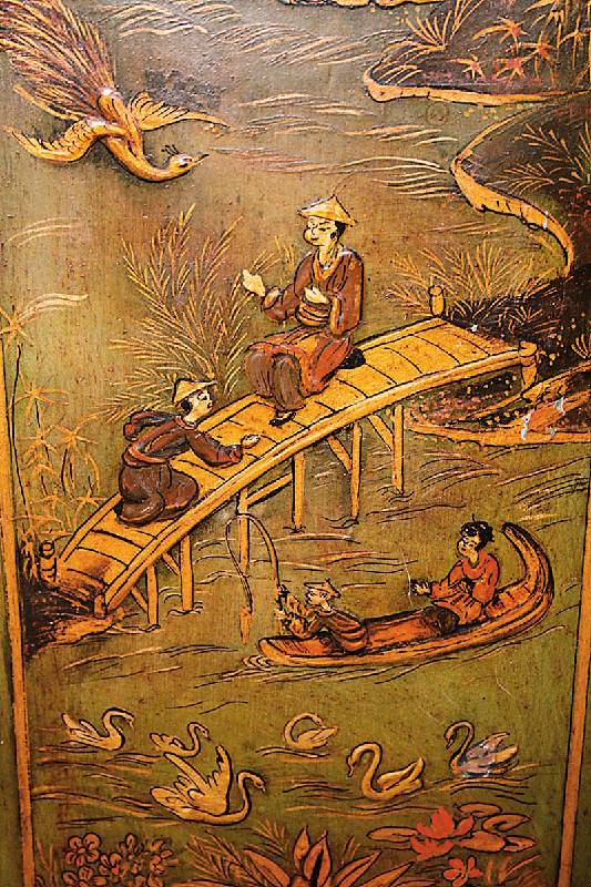 Detail b: Standuhr, Frankreich, um 1780/1800, Korpus Eiche massiv, alte Fassung mit Chinoiserien auf grÜnem Grund, gold gehÖht, in sich 3-fach getreppt, ...