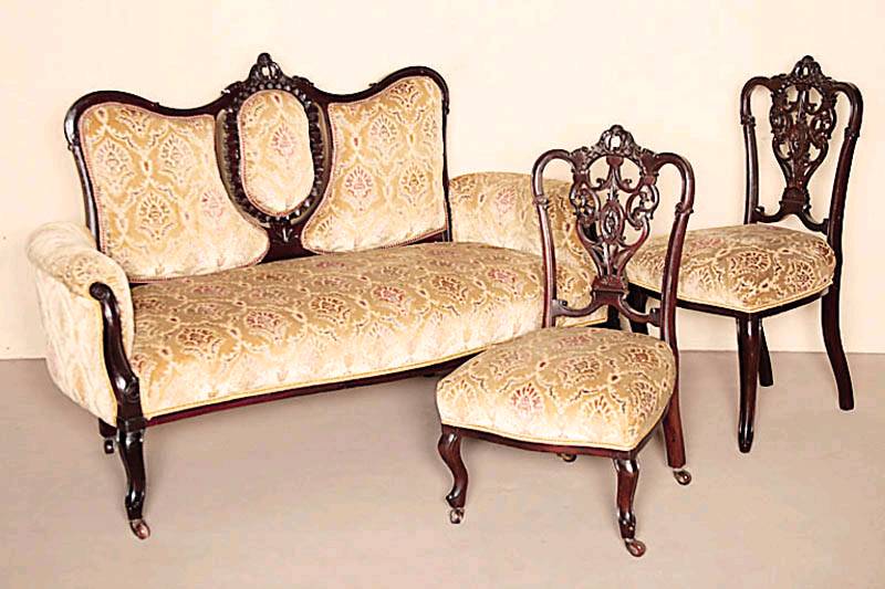 Sofagarnitur, England, um 1880, viktorianisch, Kubamahagoni massiv, bestehend aus Sofa, zwei Sesseln und vier StÜhlen und zwei StrickstÜhlen, ...