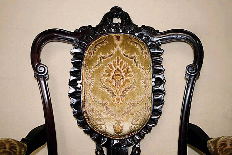 Detail b: Sofagarnitur, England, um 1880, viktorianisch, Kubamahagoni massiv, bestehend aus Sofa, zwei Sesseln und vier StÜhlen und zwei StrickstÜhlen, ...
