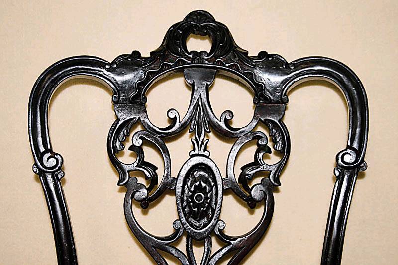 Detail c: Sofagarnitur, England, um 1880, viktorianisch, Kubamahagoni massiv, bestehend aus Sofa, zwei Sesseln und vier StÜhlen und zwei StrickstÜhlen, ...