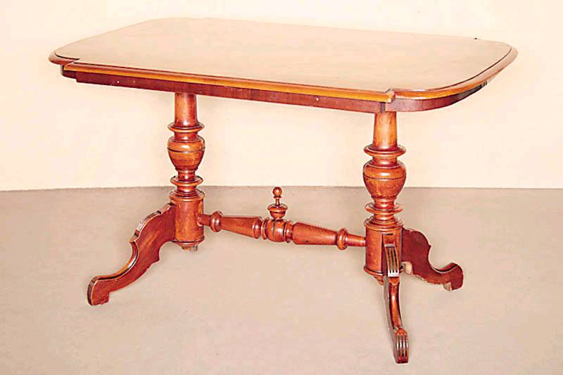 Tisch, deutsch, um 1880, GrÜnderzeit, Platte Weichholz, Mahagonifurnier, gespiegelt verlegt, gedrechselter Fuß aus massivem Obstholz, ...