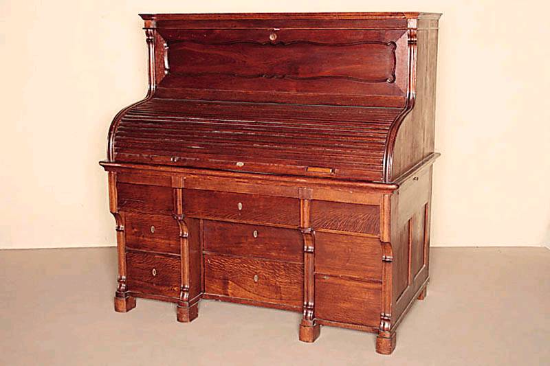 Detail a: Großes RollbÜro, deutsch, um 1860, Louis -Philippe, Korpus Weichholz, z.T. Eiche, Eichefurnier, Inneneinrichtung mit zwei Schubladen, zwei ...