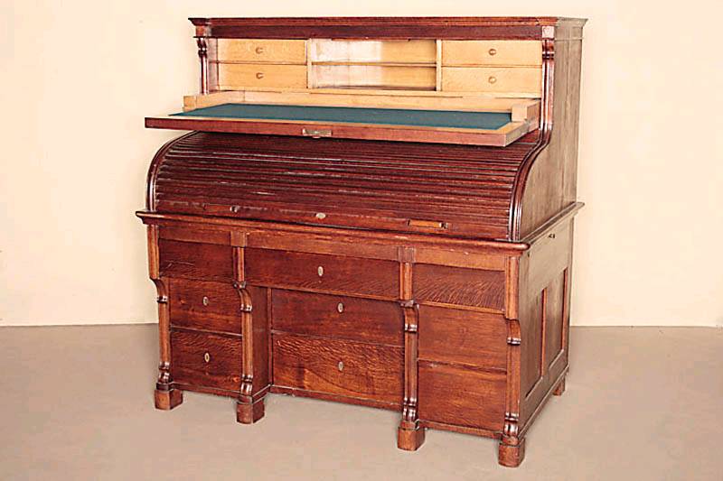 Detail b: Großes RollbÜro, deutsch, um 1860, Louis -Philippe, Korpus Weichholz, z.T. Eiche, Eichefurnier, Inneneinrichtung mit zwei Schubladen, zwei ...