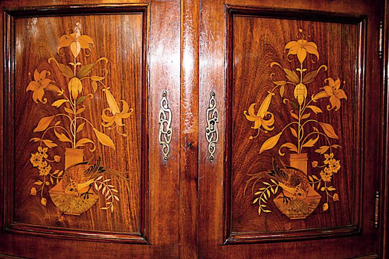Detail a: Prunkvitrine, England, um 1900, Edwardien, Korpus Weichholz, Mahagonifurnier, mit Blumenmarketerie, 2-teiliger Korpus mit vorgerundetem ...