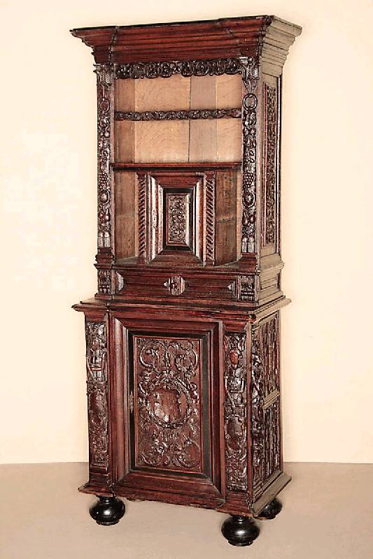 Aufsatzschrank, Holland, Anfang 18. Jhd., Eiche massiv, auf balusterfÖrmigen KugelfÜßen, schwere Fußleiste, 8-fach gestuft, Lisenen geschnitzt ...