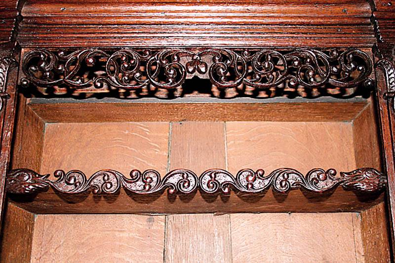 Detail a: Aufsatzschrank, Holland, Anfang 18. Jhd., Eiche massiv, auf balusterfÖrmigen KugelfÜßen, schwere Fußleiste, 8-fach gestuft, Lisenen geschnitzt ...