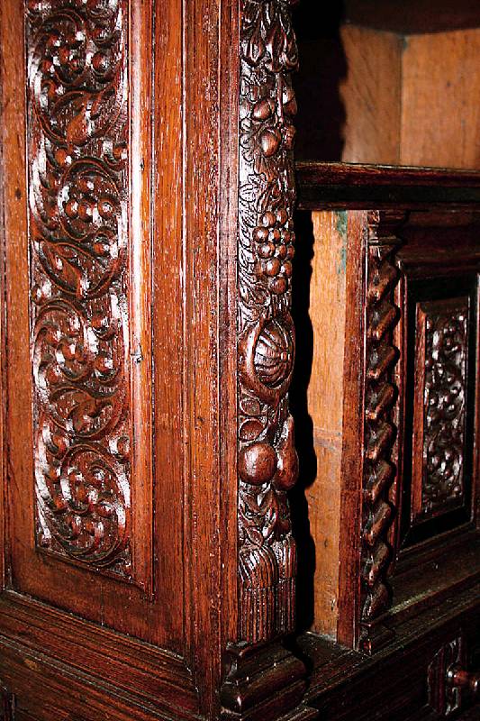 Detail b: Aufsatzschrank, Holland, Anfang 18. Jhd., Eiche massiv, auf balusterfÖrmigen KugelfÜßen, schwere Fußleiste, 8-fach gestuft, Lisenen geschnitzt ...
