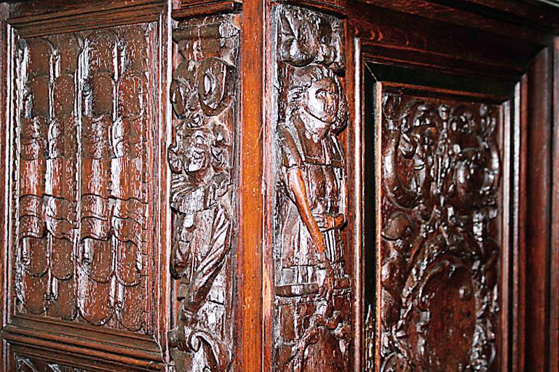 Detail c: Aufsatzschrank, Holland, Anfang 18. Jhd., Eiche massiv, auf balusterfÖrmigen KugelfÜßen, schwere Fußleiste, 8-fach gestuft, Lisenen geschnitzt ...