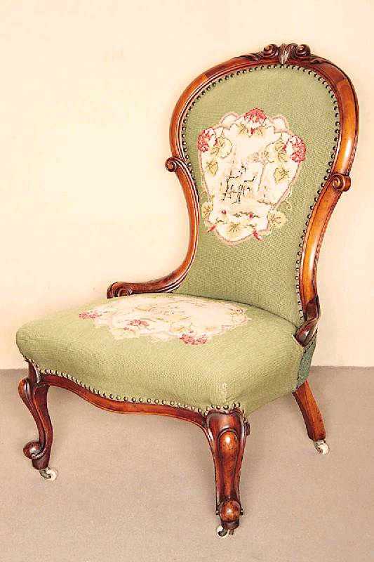 Stricksessel, England, um 1860, viktorianisch, Mahagoni massiv, auf stark gebogenen Beinen, auslaufend in Voluten, auf original Porzellanrollen, ...