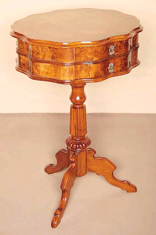 NÄhtisch, deutsch, um 1860, Louis-Philippe, Nußbaum, Wurzelnußfurnier, gedrechselte FÜße, 3-fach ausladend, Kanten rundum mehrfach ...