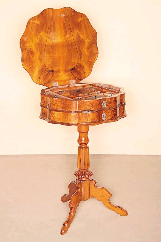 Detail a: NÄhtisch, deutsch, um 1860, Louis-Philippe, Nußbaum, Wurzelnußfurnier, gedrechselte FÜße, 3-fach ausladend, Kanten rundum mehrfach ...