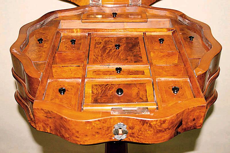 Detail b: NÄhtisch, deutsch, um 1860, Louis-Philippe, Nußbaum, Wurzelnußfurnier, gedrechselte FÜße, 3-fach ausladend, Kanten rundum mehrfach ...