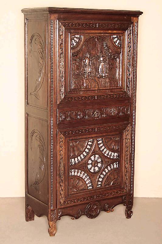 Schrank, Frankreich, um 1880, bretonisch, Kastanienholz massiv, auf Dackelbeinen, Front 2-tÜrig, in der Mitte Schublade, Front mit Schnitzereien ...