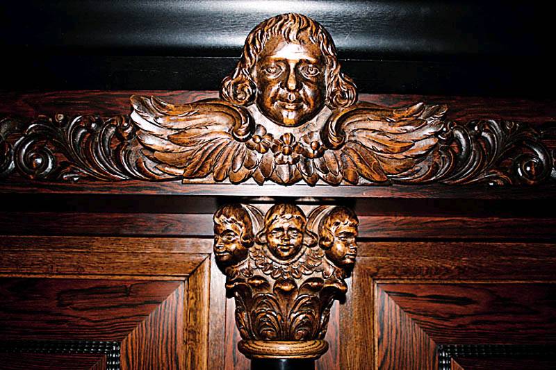 Detail a: Kissenschrank, Holland, um 1950, Eiche und Palisander massiv bzw. furniert, teilweise ebonisiert, Lindenholz, 2-tÜriger gerader Korpus mit ...