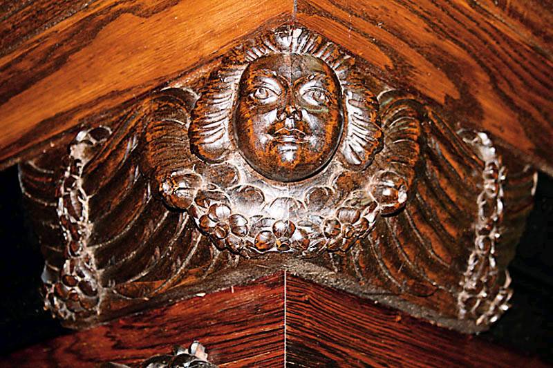 Detail b: Kissenschrank, Holland, um 1950, Eiche und Palisander massiv bzw. furniert, teilweise ebonisiert, Lindenholz, 2-tÜriger gerader Korpus mit ...
