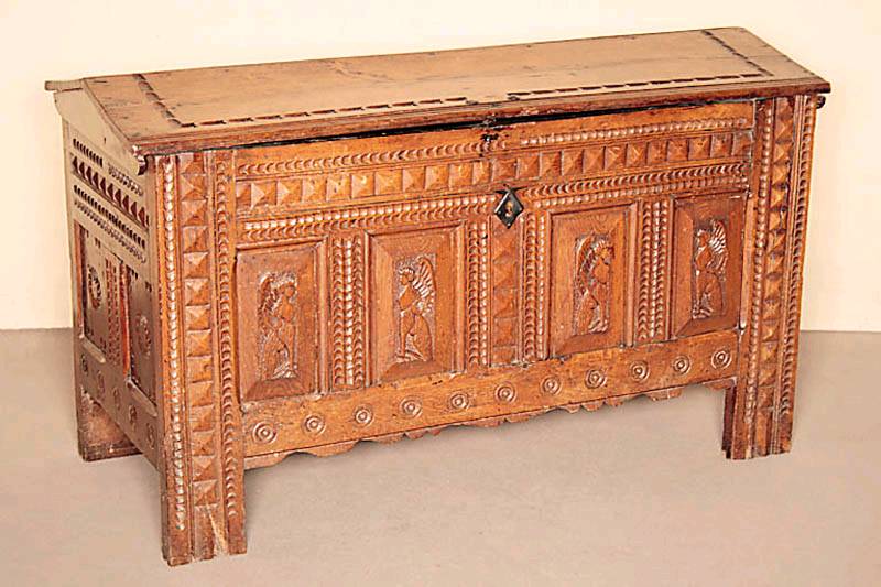 Truhe, deutsch/Umgebung Hildesheim, um 1800, Eiche massiv, auf kurzen StollenfÜßen, vier kassettierte FÜllungen, figÜrlich geschnitzt, FÜße ...