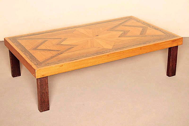 Couchtisch, deutsch, um 1930, ArtDeco, Wenge massiv, auf eckigen Beinen, Zarge und Platte aus verschiedenen ObsthÖlzern, in der Mitte ...