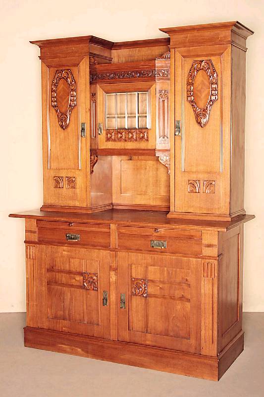 Aufsatzbuffet, deutsch/wohl Berlin, um 1900, Korpus Weichholz, Nußbaum massiv, Nußbaumfurnier, unten 2-tÜrig, Inlets mit sparsam aufgesetzten ...