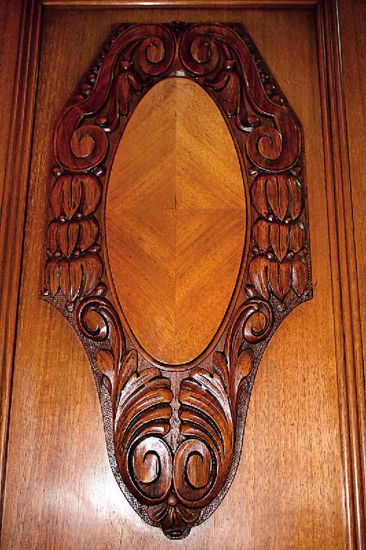 Detail a: Aufsatzbuffet, deutsch/wohl Berlin, um 1900, Korpus Weichholz, Nußbaum massiv, Nußbaumfurnier, unten 2-tÜrig, Inlets mit sparsam aufgesetzten ...