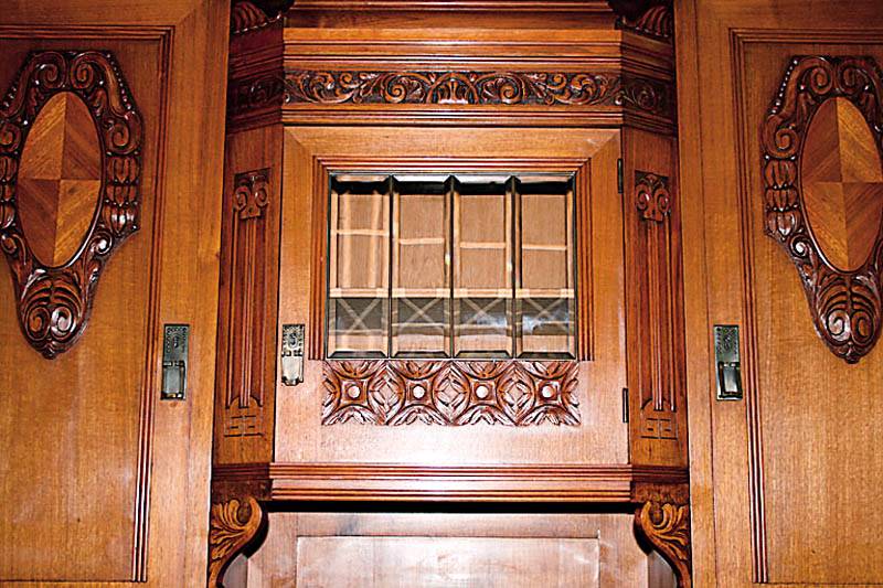 Detail b: Aufsatzbuffet, deutsch/wohl Berlin, um 1900, Korpus Weichholz, Nußbaum massiv, Nußbaumfurnier, unten 2-tÜrig, Inlets mit sparsam aufgesetzten ...
