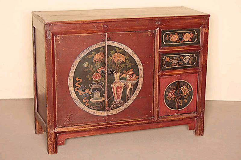 Halbschrank, Asien/wohl China, um 1920, Ulme massiv, original rÖtliche Fassung, mit bouquetartiger Bemalung, z.T. ausgebessert, strenge Form, ...