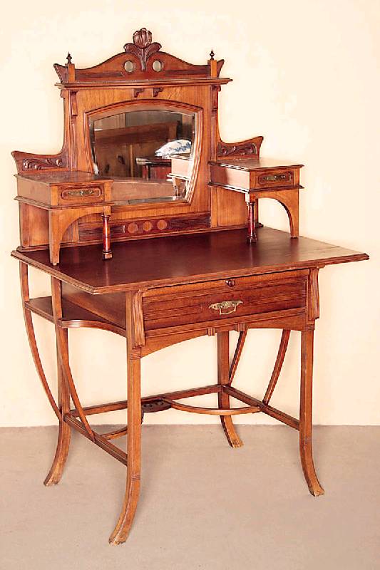 Damenschreibtisch, deutsch, um 1900, Jugendstil, Korpus Weichholz, Mahagoni furniert, auf eckigen Beinen, unten leicht ausgestellt, mit ...