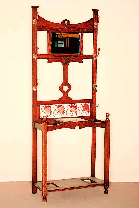 Flurgarderobe, Holland, um 1900/05, Eiche massiv, abstrakt floraler Jugendstil in symetrischer Anordnung, facettierter Spiegel, dieser leicht ...
