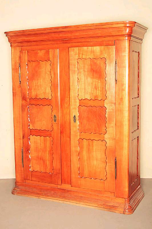 Hochherrschaftlicher Dielenschrank, Pfalz, um 1830/35, Kirschbaum massiv, komplett auf Rahmen gearbeitet, in sogenannter weiterfÜhrender ...