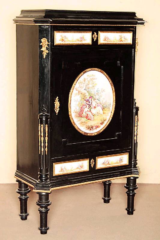 Prunkvorzeigeschrank, deutsch, um 1870/80, eklektizistischer Stil, Hartholz bzw. Edelholz massiv (Ahorn und Obstholz), schwarz gelackt, Ecken ...