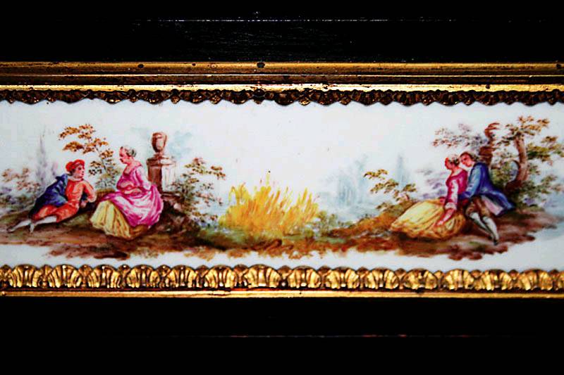 Detail b: Prunkvorzeigeschrank, deutsch, um 1870/80, eklektizistischer Stil, Hartholz bzw. Edelholz massiv (Ahorn und Obstholz), schwarz gelackt, Ecken ...